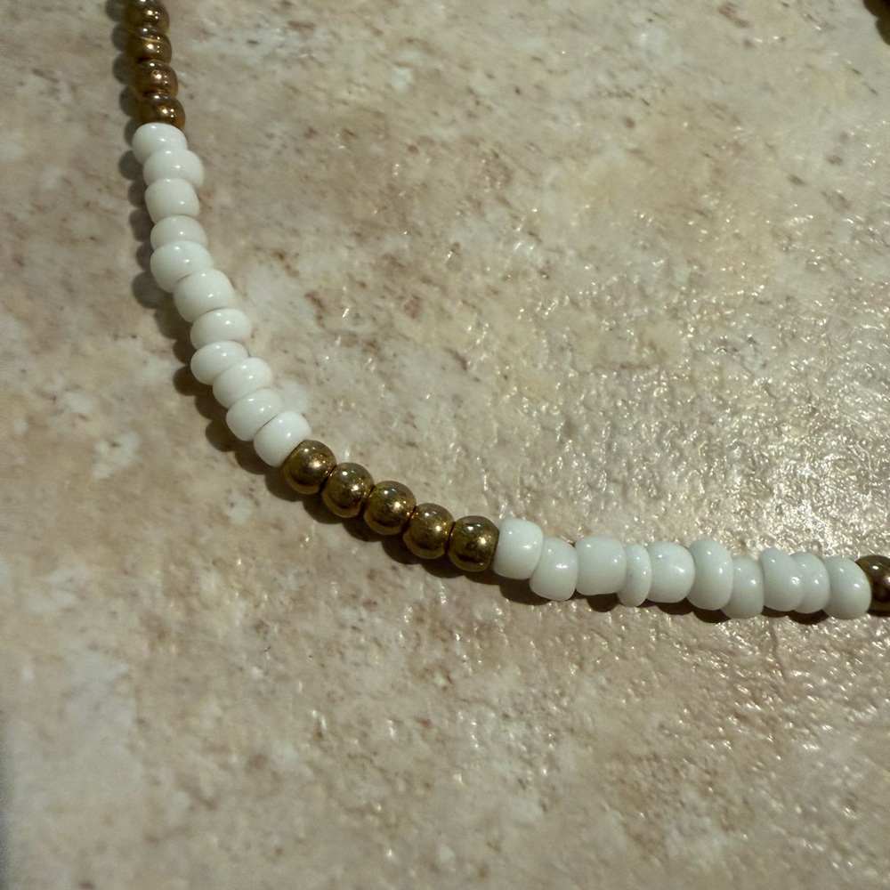 Elegant White and Gold Beaded Necklace - Picture 2 of 2